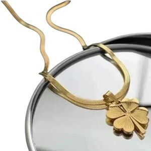 ✅NEW✅ 18K Gold Plated Stainless Steel Lucky Charm Flower Necklace (Gold)
